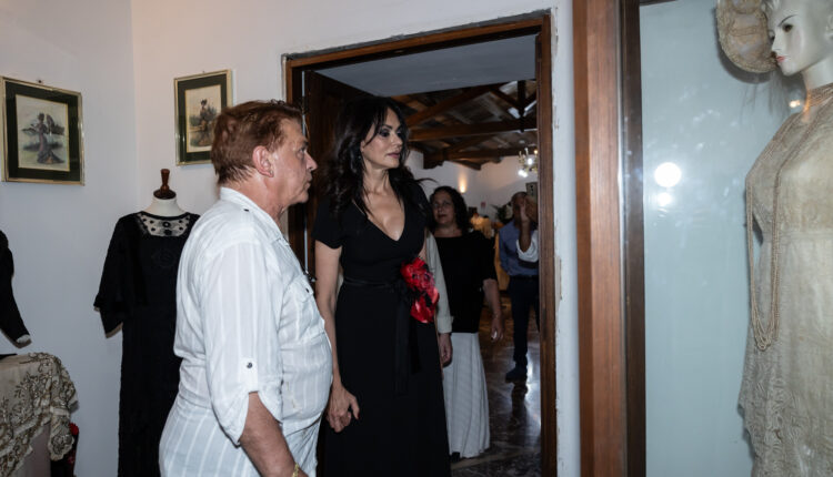 Il curatore della rassegna Giuseppe Miraudo mostra a Maria Grazia Cucinotta alcuni dei pezzi della mostra (3)