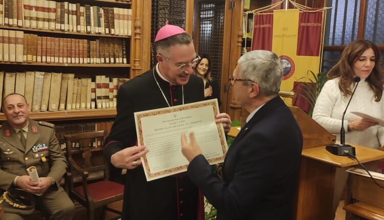 Il gen EI Ignazio Rao studioso di scienze conegna premio dedicato Abate Maurolico e altri Eccmi scienziati sacerdoti all’Arcidiocesi di Messina, nelle mani di Mons Di Pietro