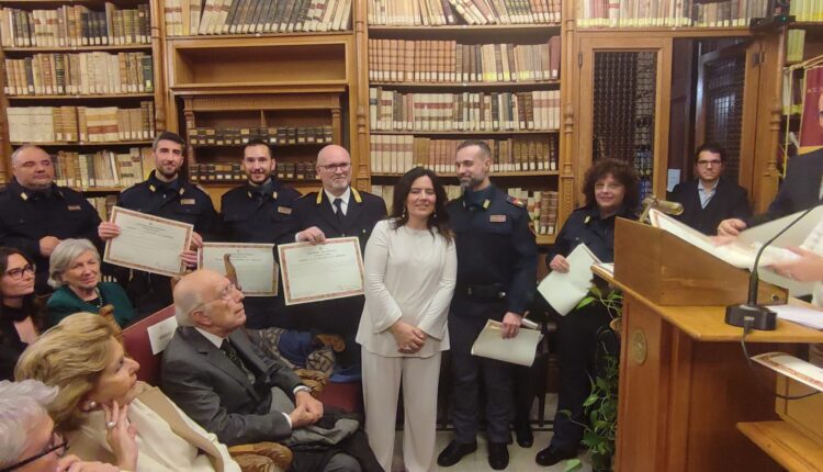 La Profssa Maria Magauda consegna il premio ai vigili del fuoco