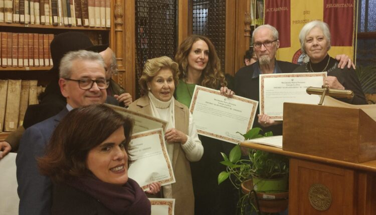 La moglie del Prof. Diego Cizzocrea rettore di venerata memoria consegna il riconoscimento agli artisti premiati