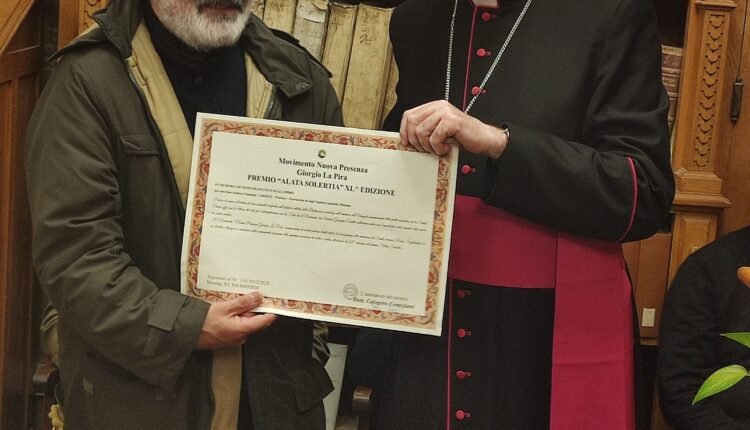 Mons. Cesare Di Pietro consegna il premio Aata Solertia a cardile sac. Andrea Giuseppe, gia medico chirurgo