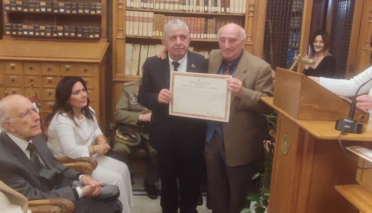 l Prof. Aldo Tigano consegna il premio a Francesco Alessi pres ANMI Me