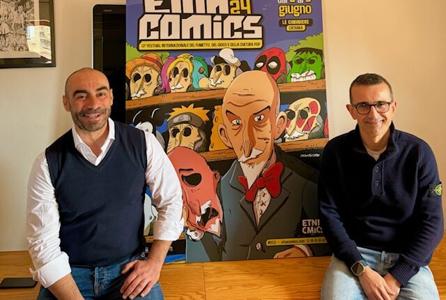 Antonio Mannino e Gianluca Impegnoso con il manifesto di Etna Comics 2024